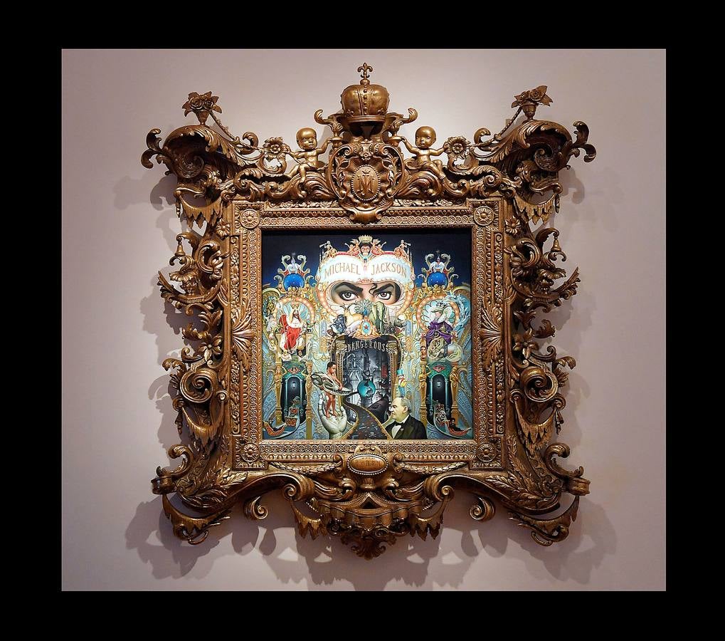 Desde que Andy Warhol utilizó por primera vez su imagen en 1982, Michael Jackson se ha convertido en la figura cultural más representada en el arte visual por una extraordinaria variedad de artistas. La exposición Michael Jackson «On the Wall» de la National Portrait Gallery de Londres reúne obras de más de cuarenta artistas, procedentes de colecciones públicas y privadas, e incluye piezas nuevas realizadas para la exposición. El rey del pop es una de las figuras más influyentes del siglo XX y su importancia es reconocida en videos, coreografías y moda, pero su importancia en el arte contemporáneo es una historia no contada. Hasta ahora.