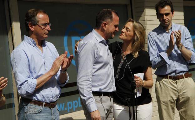 Carlos Iturgaiz besa a Raquel González en presencia de Alfonso Alonso (izda) y Juan Carlos Castaño. 