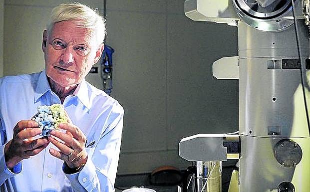 Joachim Frank posa junto a uno de los microscopios del CIC Biogune.