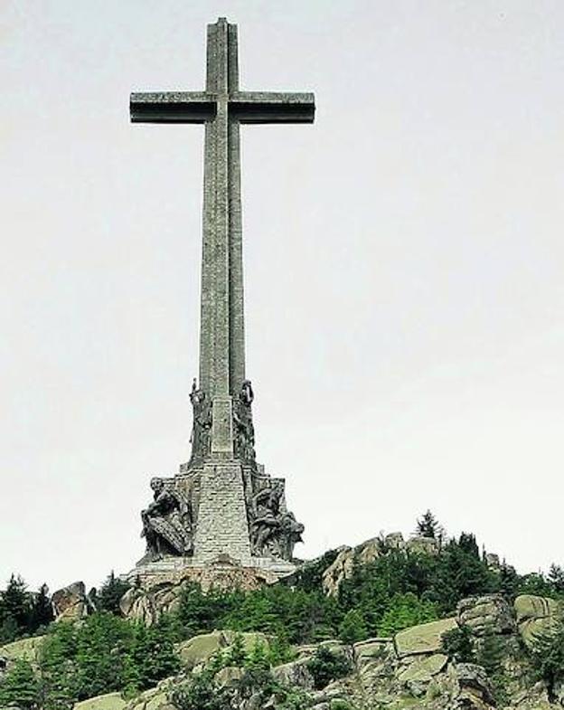 Entrada al Valle de los Caídos, con la cruz al fondo.