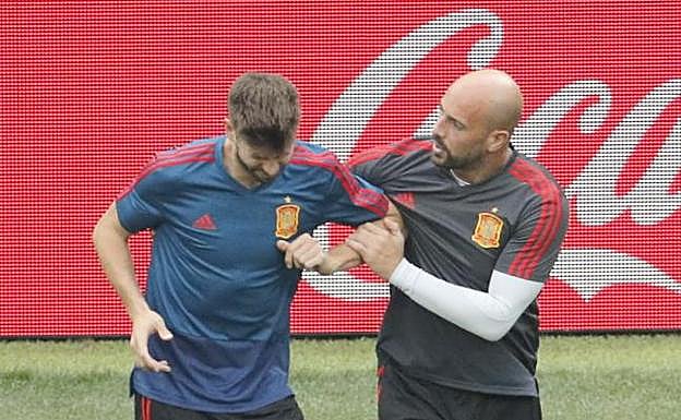 Gerard Piqué, tras ser pisado por Pepe Reina. 