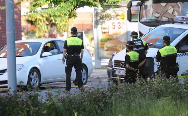 Agentes de la Policía Local realizan un control en una de las salidas de Vitoria debido a una oleada de robos en viviendas. 