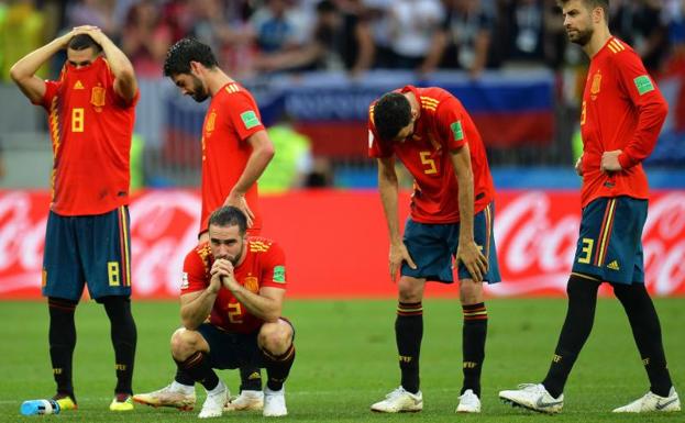 Los jugadores de la selección, hundidos tras la eliminación.