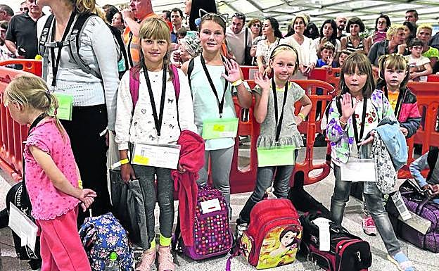 Los niños, acompañados de cuatro monitoras ucranianas, permanecerán en Euskadi y Navarra hasta el 28 de agosto.
