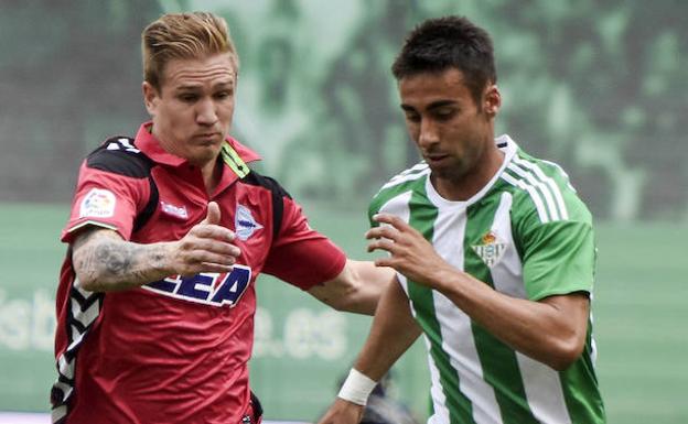 El defensa del Betis Rafa Navarro lucha por un balón con el defensa del Alavés Raúl García, en la temporada 2016-17. 