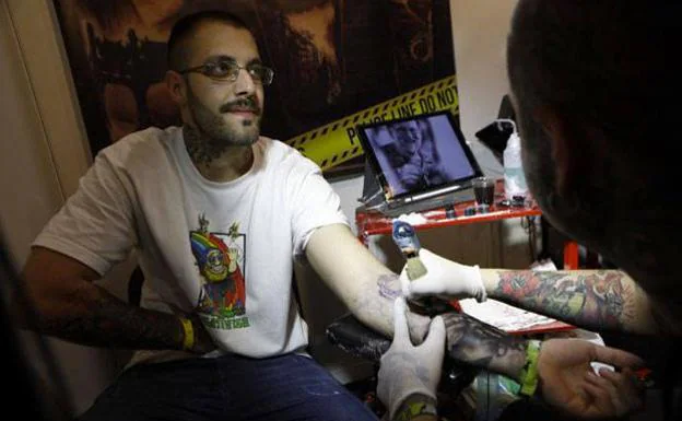 René Naredo, en el momento en el que le están tatuando la cara de Rajoy.
