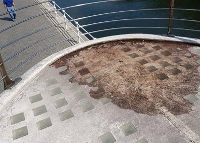 Imagen secundaria 1 - Los estribos del puente lucen «chorretones» negros y grises. El arco también cuenta con una gran mancha verdosa. El charco que se forma en una de las rampas ha oxidado el suelo. 