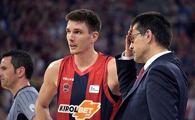 El futuro de Matt Janning, en la imagen junto a Pedro Martínez, sigue en el aire.