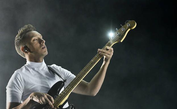 Oliver Sim, tocando el bajo con The xx en un concierto reciente en Lisboa.