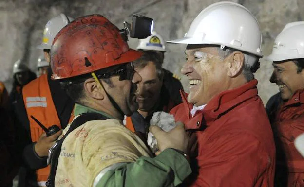 Mario Sepulveda, uno de los mineros rescatados en 2010 en Chile,saluda al presidente Sebastián Pinera.