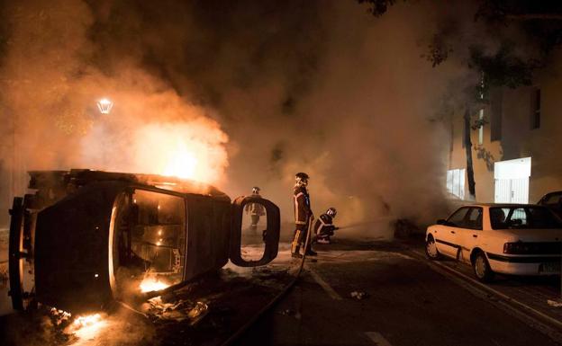 Los bomberos tratan de sofocar un incendio provocado en la barriada Malakoff, de Nantes.