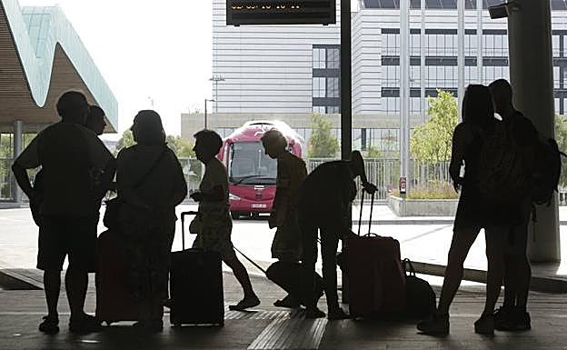 Viajeros en la estación de autobuses de Vitoria, en una de cuyas consignas se han encontrado las 85 bolsitas con marihuana.