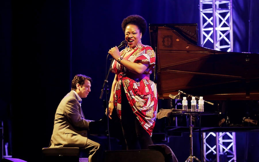 El Festival de Jazz arrancó con la espectacular voz de Charenée Wade en un concierto de 95 minutos. Más de 700 personas disfrutaron de la gracia y finura vocal de la cantante. La Wade mostró todas sus cartas en el escenario para conquistar a todos sus fans. 