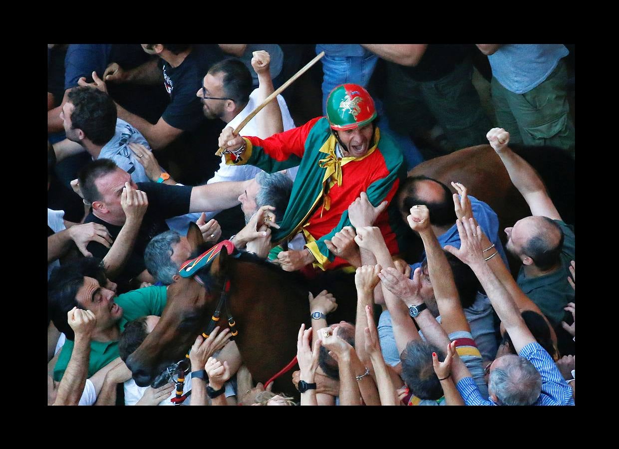 En la Piazza del Campo, en pleno corazón de Siena, en la Toscana, se celebra cada año, en dos ocasiones (las fotografías se tomaron el 2 de julio), la carrera de caballos de origen medieval conocida como «Il Palio.» La ciudad se engalana con estandartes, blasones y guirnaldas para celebrar tres días de alegría durante los cuales, además de participar en las bendiciones de los animales, es posible disfrutar de música y conciertos. En la carrera participan diez caballos, que representan a alguna de las «contradas» o distritos de la ciudad, y han de dar tres vueltas completas a la Piazza del Campo. El primero en terminarlas, con o sin jinete, será el ganador.