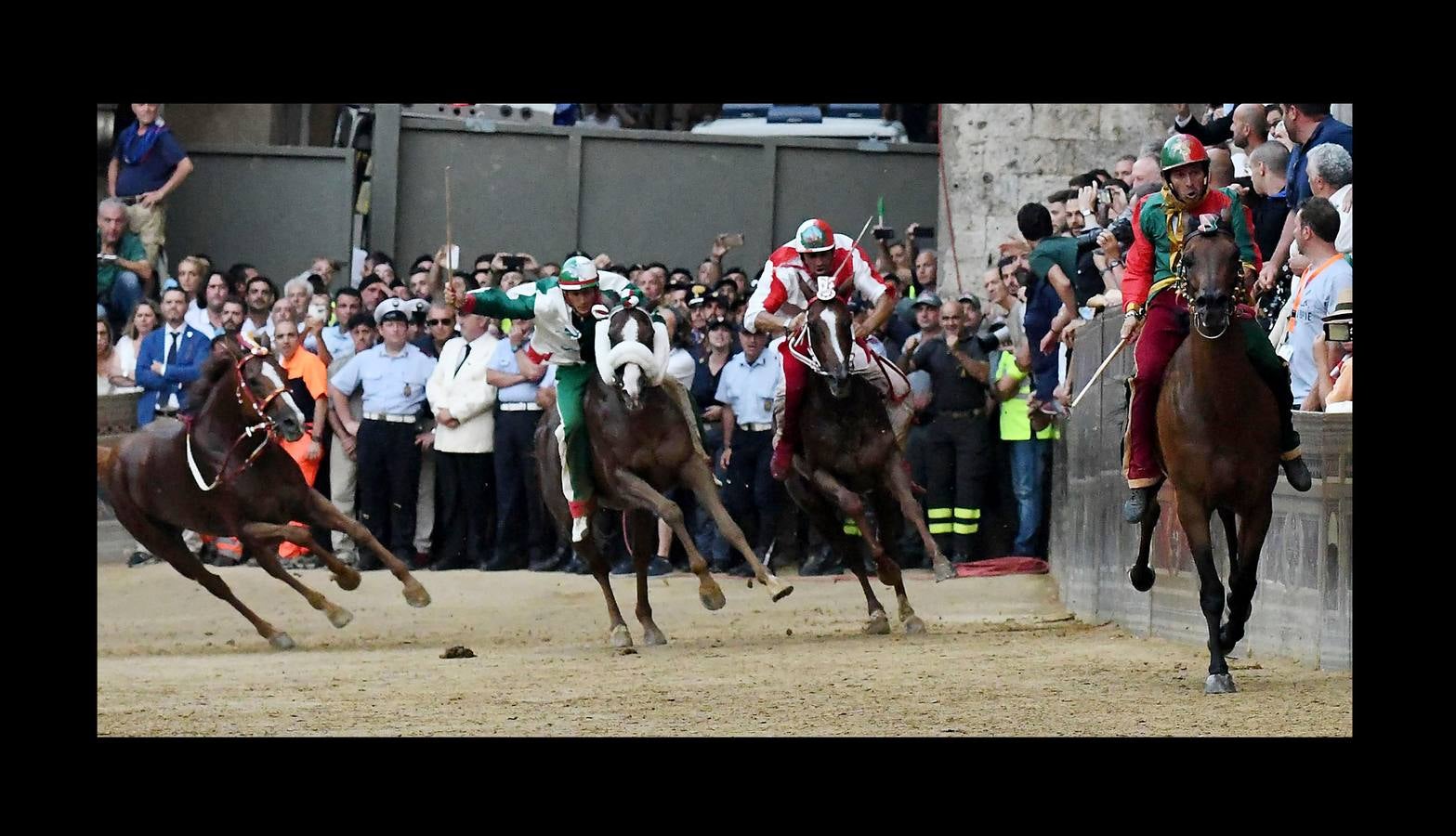 En la Piazza del Campo, en pleno corazón de Siena, en la Toscana, se celebra cada año, en dos ocasiones (las fotografías se tomaron el 2 de julio), la carrera de caballos de origen medieval conocida como «Il Palio.» La ciudad se engalana con estandartes, blasones y guirnaldas para celebrar tres días de alegría durante los cuales, además de participar en las bendiciones de los animales, es posible disfrutar de música y conciertos. En la carrera participan diez caballos, que representan a alguna de las «contradas» o distritos de la ciudad, y han de dar tres vueltas completas a la Piazza del Campo. El primero en terminarlas, con o sin jinete, será el ganador.