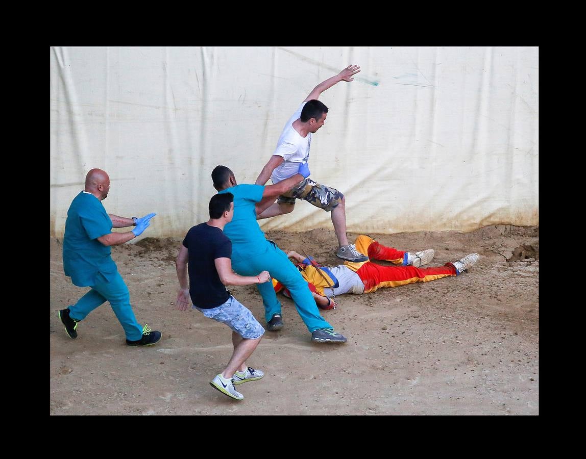 En la Piazza del Campo, en pleno corazón de Siena, en la Toscana, se celebra cada año, en dos ocasiones (las fotografías se tomaron el 2 de julio), la carrera de caballos de origen medieval conocida como «Il Palio.» La ciudad se engalana con estandartes, blasones y guirnaldas para celebrar tres días de alegría durante los cuales, además de participar en las bendiciones de los animales, es posible disfrutar de música y conciertos. En la carrera participan diez caballos, que representan a alguna de las «contradas» o distritos de la ciudad, y han de dar tres vueltas completas a la Piazza del Campo. El primero en terminarlas, con o sin jinete, será el ganador.