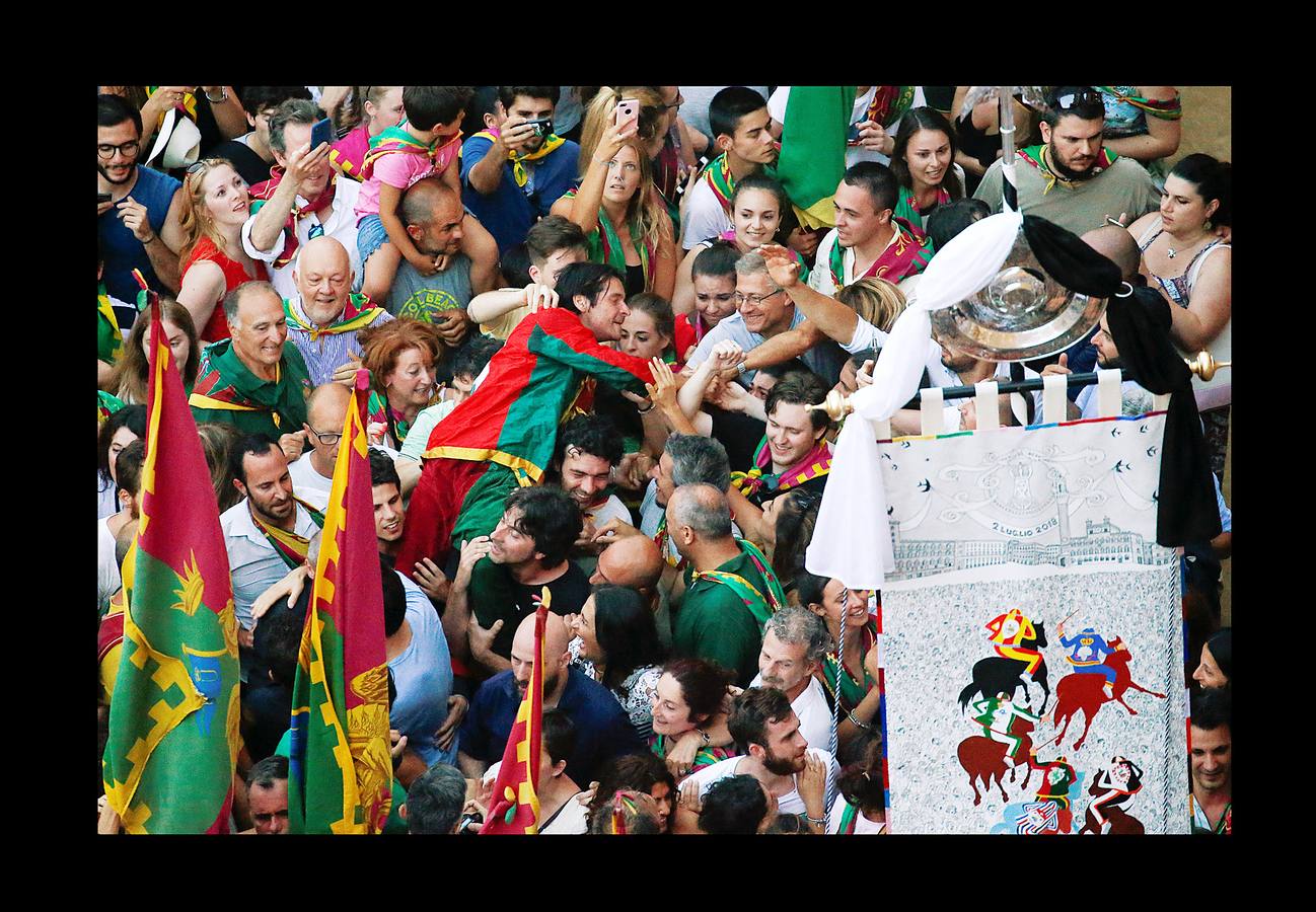 En la Piazza del Campo, en pleno corazón de Siena, en la Toscana, se celebra cada año, en dos ocasiones (las fotografías se tomaron el 2 de julio), la carrera de caballos de origen medieval conocida como «Il Palio.» La ciudad se engalana con estandartes, blasones y guirnaldas para celebrar tres días de alegría durante los cuales, además de participar en las bendiciones de los animales, es posible disfrutar de música y conciertos. En la carrera participan diez caballos, que representan a alguna de las «contradas» o distritos de la ciudad, y han de dar tres vueltas completas a la Piazza del Campo. El primero en terminarlas, con o sin jinete, será el ganador.