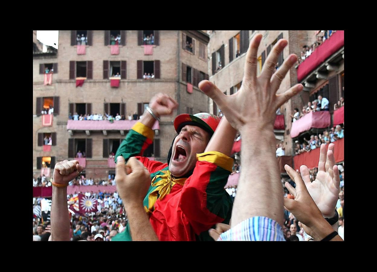 En la Piazza del Campo, en pleno corazón de Siena, en la Toscana, se celebra cada año, en dos ocasiones (las fotografías se tomaron el 2 de julio), la carrera de caballos de origen medieval conocida como «Il Palio.» La ciudad se engalana con estandartes, blasones y guirnaldas para celebrar tres días de alegría durante los cuales, además de participar en las bendiciones de los animales, es posible disfrutar de música y conciertos. En la carrera participan diez caballos, que representan a alguna de las «contradas» o distritos de la ciudad, y han de dar tres vueltas completas a la Piazza del Campo. El primero en terminarlas, con o sin jinete, será el ganador.