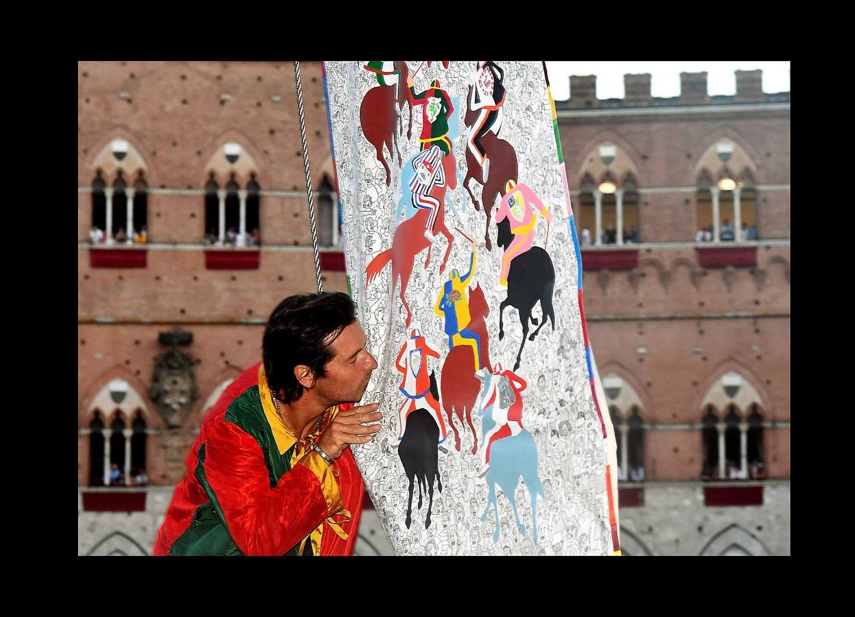 En la Piazza del Campo, en pleno corazón de Siena, en la Toscana, se celebra cada año, en dos ocasiones (las fotografías se tomaron el 2 de julio), la carrera de caballos de origen medieval conocida como «Il Palio.» La ciudad se engalana con estandartes, blasones y guirnaldas para celebrar tres días de alegría durante los cuales, además de participar en las bendiciones de los animales, es posible disfrutar de música y conciertos. En la carrera participan diez caballos, que representan a alguna de las «contradas» o distritos de la ciudad, y han de dar tres vueltas completas a la Piazza del Campo. El primero en terminarlas, con o sin jinete, será el ganador.