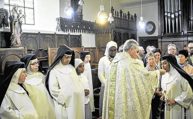 El Obispo Iceta en el convento de las Dominicas de Lekeitio. 