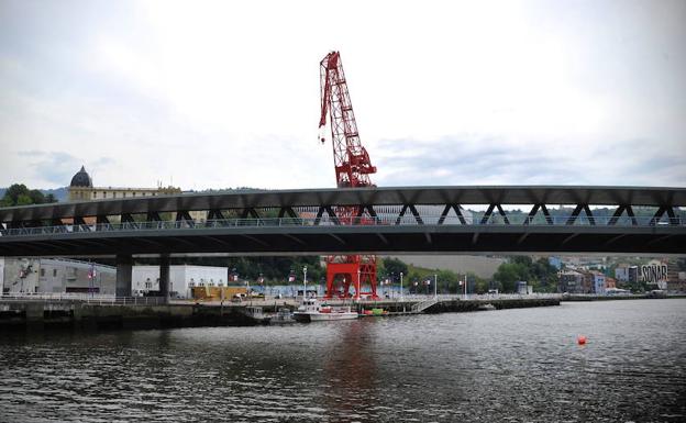 Vista del Puente Euskalduna con la Grua Carola, al fondo.