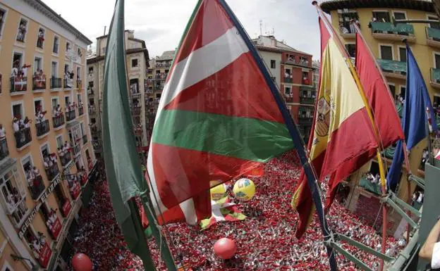 La ikurriña ondeó el año pasado en el Ayuntamiento de Pamplona.