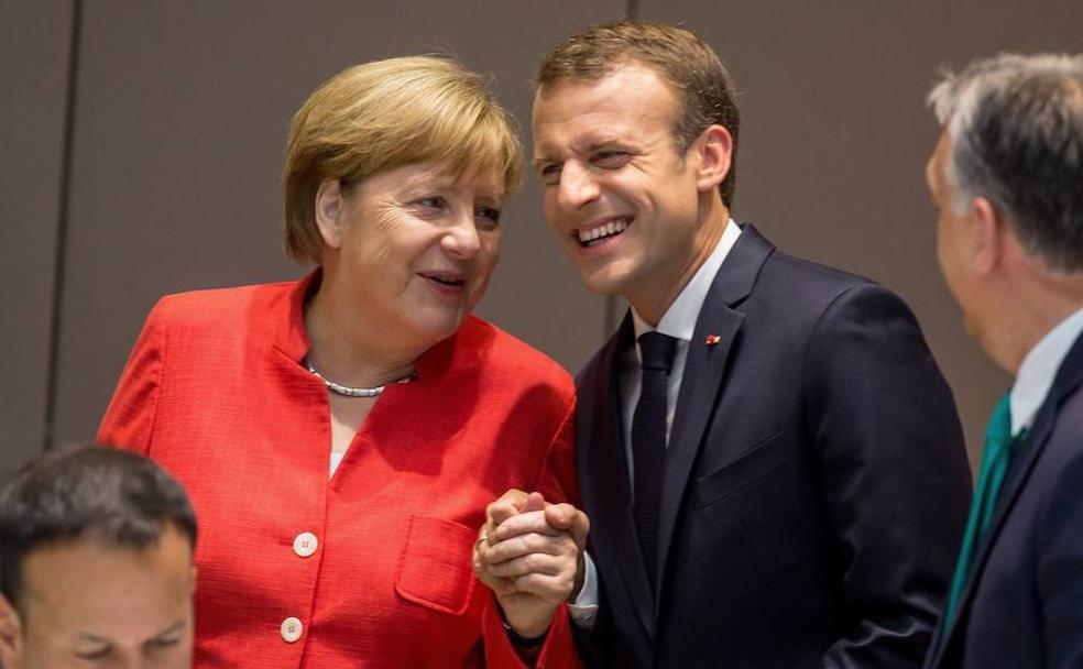 Merkel y Macron conversan de forma distendida durante la pasada Cumbre Europea de junio.