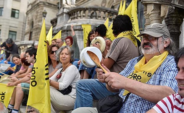 Imagen de la cacerolada en el Ayuntamiento de Bilbao