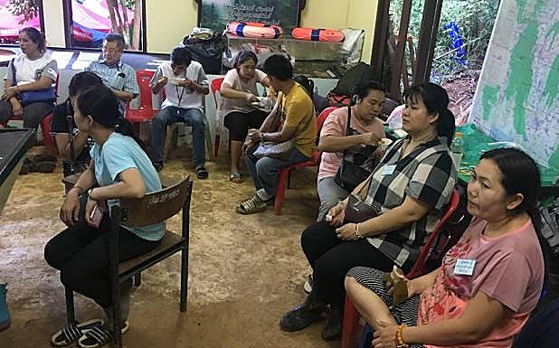 Los padres de los niños atrapados en la cueva de Tailandia esperan noticias sobre el rescate. 