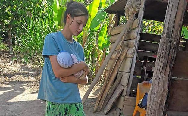 Patricia Aguilar, con su bebé de un mes, en el campamento.