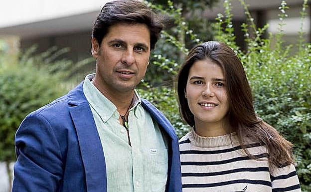 Tana Rivera junto a su padre.