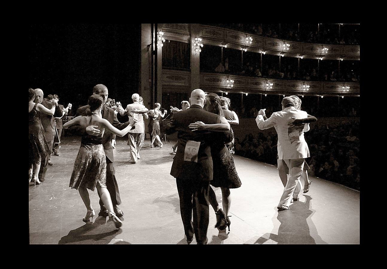 El tango es un estilo musical y de baile nacido en Montevideo y Buenos Aires. En las últimas décadas del siglo XIX esas ciudades comenzaron a vivir un proceso de inmigración, mayoritariamente europea, que modificó sus sociedades. Sus antecedentes musicales son africanos, latinoamericanos y europeos, fusionados de tal modo que resultan irreconocibles. Ahora, los regidores de la capital uruguaya se preparan para lanzar un plan estratégico basado en una evaluación del estado del tango en el país, con el objeto de fortalecer y revivir este arte. Las fotografías muestran un seminario de tango y escenas del Torneo Nacional de Montevideo.