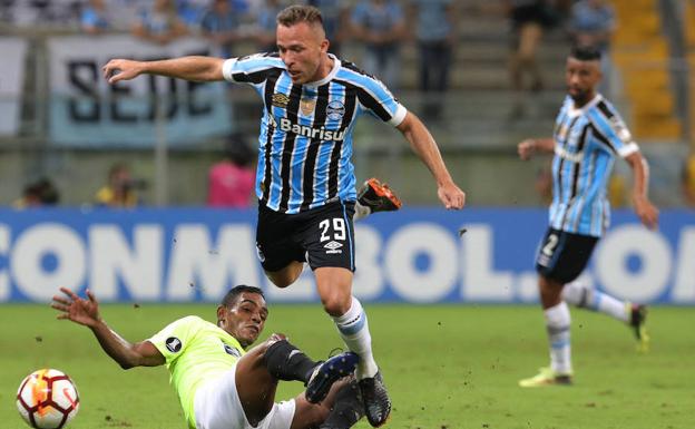 Arthur, durante un partido con Gremio.