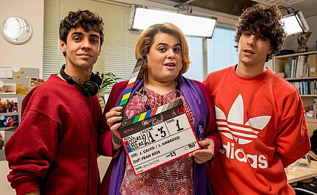 Los Javis, en el rodaje de un episodio de 'Paquita Salas'.