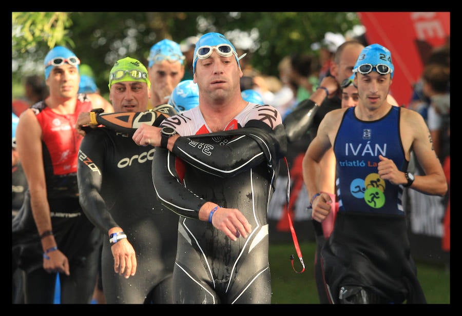 A las 8.30 horas se ha dado el 'pistoletazo' de salida a la primera de las tres pruebas que componen el Triatlón de VItoria. Los triatletas han comenzado su aventura en el parque provincial de Landa. Tras nadar en el embalse de Ullíbarri-Gamboa, han cruzado la Llanada en bicicleta y han acabado recorriendo a pie las calles de Vitoria.