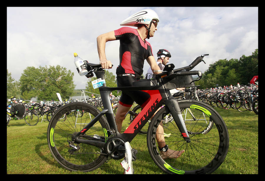 A las 8.30 horas se ha dado el 'pistoletazo' de salida a la primera de las tres pruebas que componen el Triatlón de VItoria. Los triatletas han comenzado su aventura en el parque provincial de Landa. Tras nadar en el embalse de Ullíbarri-Gamboa, han cruzado la Llanada en bicicleta y han acabado recorriendo a pie las calles de Vitoria.