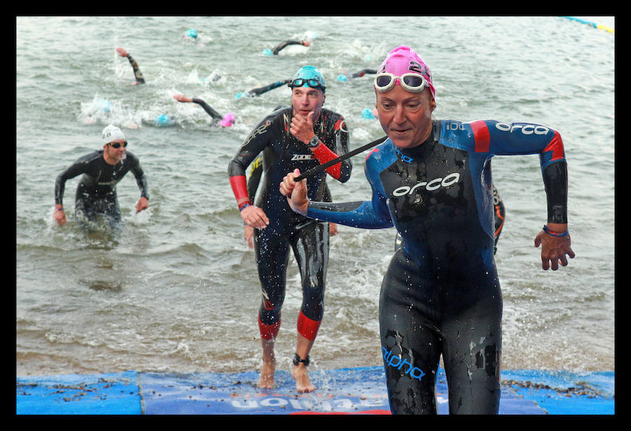 A las 8.30 horas se ha dado el 'pistoletazo' de salida a la primera de las tres pruebas que componen el Triatlón de VItoria. Los triatletas han comenzado su aventura en el parque provincial de Landa. Tras nadar en el embalse de Ullíbarri-Gamboa, han cruzado la Llanada en bicicleta y han acabado recorriendo a pie las calles de Vitoria.