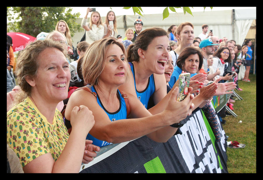 A las 8.30 horas se ha dado el 'pistoletazo' de salida a la primera de las tres pruebas que componen el Triatlón de VItoria. Los triatletas han comenzado su aventura en el parque provincial de Landa. Tras nadar en el embalse de Ullíbarri-Gamboa, han cruzado la Llanada en bicicleta y han acabado recorriendo a pie las calles de Vitoria.