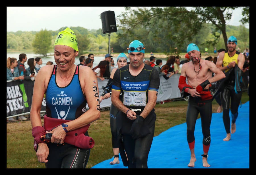 A las 8.30 horas se ha dado el 'pistoletazo' de salida a la primera de las tres pruebas que componen el Triatlón de VItoria. Los triatletas han comenzado su aventura en el parque provincial de Landa. Tras nadar en el embalse de Ullíbarri-Gamboa, han cruzado la Llanada en bicicleta y han acabado recorriendo a pie las calles de Vitoria.