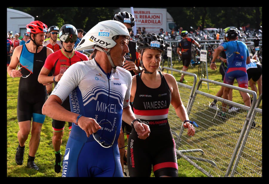 A las 8.30 horas se ha dado el 'pistoletazo' de salida a la primera de las tres pruebas que componen el Triatlón de VItoria. Los triatletas han comenzado su aventura en el parque provincial de Landa. Tras nadar en el embalse de Ullíbarri-Gamboa, han cruzado la Llanada en bicicleta y han acabado recorriendo a pie las calles de Vitoria.