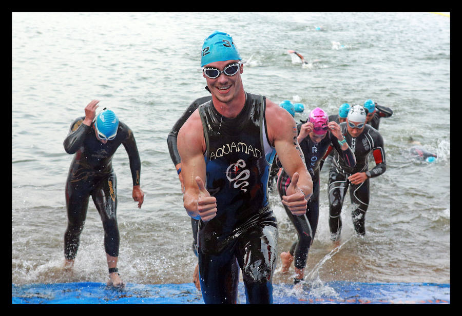 A las 8.30 horas se ha dado el 'pistoletazo' de salida a la primera de las tres pruebas que componen el Triatlón de VItoria. Los triatletas han comenzado su aventura en el parque provincial de Landa. Tras nadar en el embalse de Ullíbarri-Gamboa, han cruzado la Llanada en bicicleta y han acabado recorriendo a pie las calles de Vitoria.