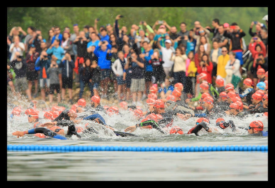 A las 8.30 horas se ha dado el 'pistoletazo' de salida a la primera de las tres pruebas que componen el Triatlón de VItoria.