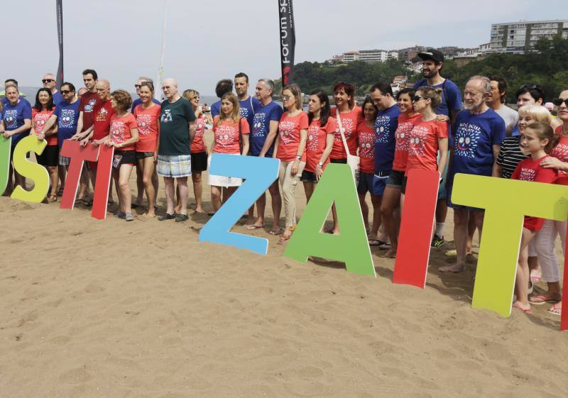 Miles de vascos se mojan en playas y piscinas en solidaridad con los pacientes afectados por esta enfermedad neurodegenerativa, en una jornada tan reivindicativa como festiva