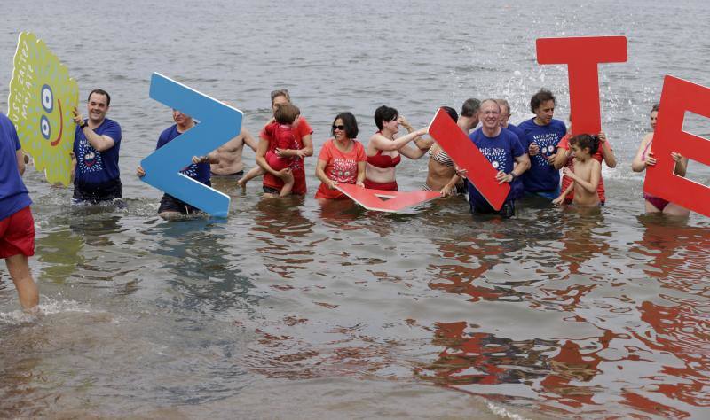 Miles de vascos se mojan en playas y piscinas en solidaridad con los pacientes afectados por esta enfermedad neurodegenerativa, en una jornada tan reivindicativa como festiva