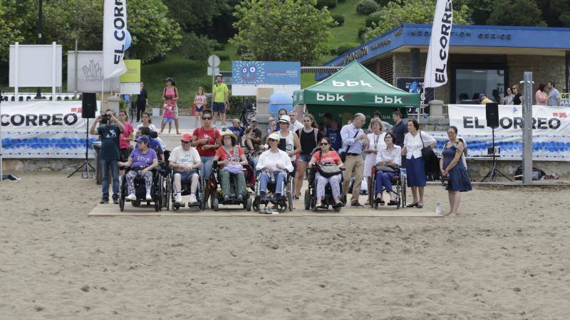 Miles de vascos se mojan en playas y piscinas en solidaridad con los pacientes afectados por esta enfermedad neurodegenerativa, en una jornada tan reivindicativa como festiva