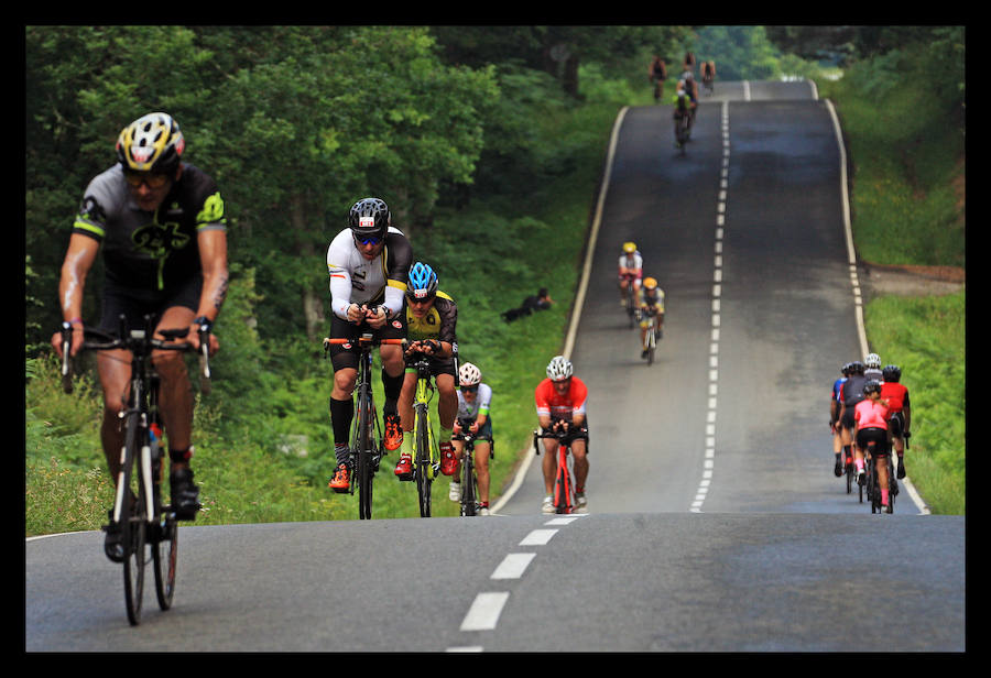 A las 8.30 horas se ha dado el 'pistoletazo' de salida a la primera de las tres pruebas que componen el Triatlón de VItoria. Los triatletas han comenzado su aventura en el parque provincial de Landa. Tras nadar en el embalse de Ullíbarri-Gamboa, han cruzado la Llanada en bicicleta y han acabado recorriendo a pie las calles de Vitoria.