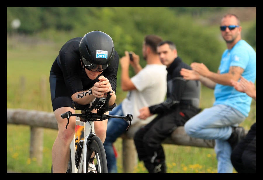 A las 8.30 horas se ha dado el 'pistoletazo' de salida a la primera de las tres pruebas que componen el Triatlón de VItoria. Los triatletas han comenzado su aventura en el parque provincial de Landa. Tras nadar en el embalse de Ullíbarri-Gamboa, han cruzado la Llanada en bicicleta y han acabado recorriendo a pie las calles de Vitoria.