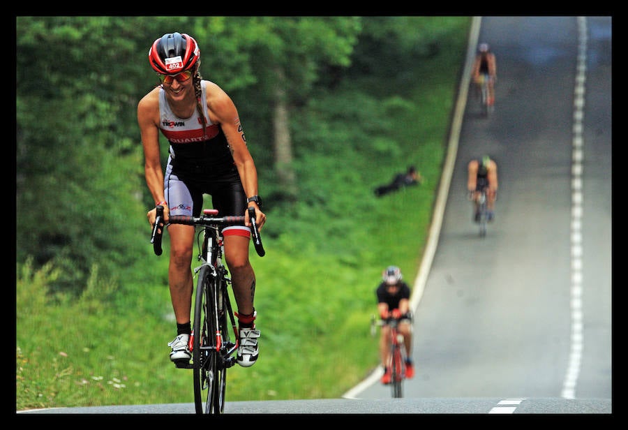 A las 8.30 horas se ha dado el 'pistoletazo' de salida a la primera de las tres pruebas que componen el Triatlón de VItoria. Los triatletas han comenzado su aventura en el parque provincial de Landa. Tras nadar en el embalse de Ullíbarri-Gamboa, han cruzado la Llanada en bicicleta y han acabado recorriendo a pie las calles de Vitoria.