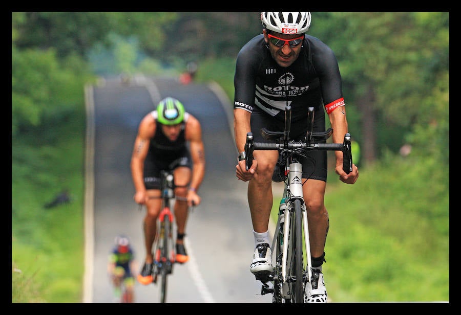 A las 8.30 horas se ha dado el 'pistoletazo' de salida a la primera de las tres pruebas que componen el Triatlón de VItoria. Los triatletas han comenzado su aventura en el parque provincial de Landa. Tras nadar en el embalse de Ullíbarri-Gamboa, han cruzado la Llanada en bicicleta y han acabado recorriendo a pie las calles de Vitoria.