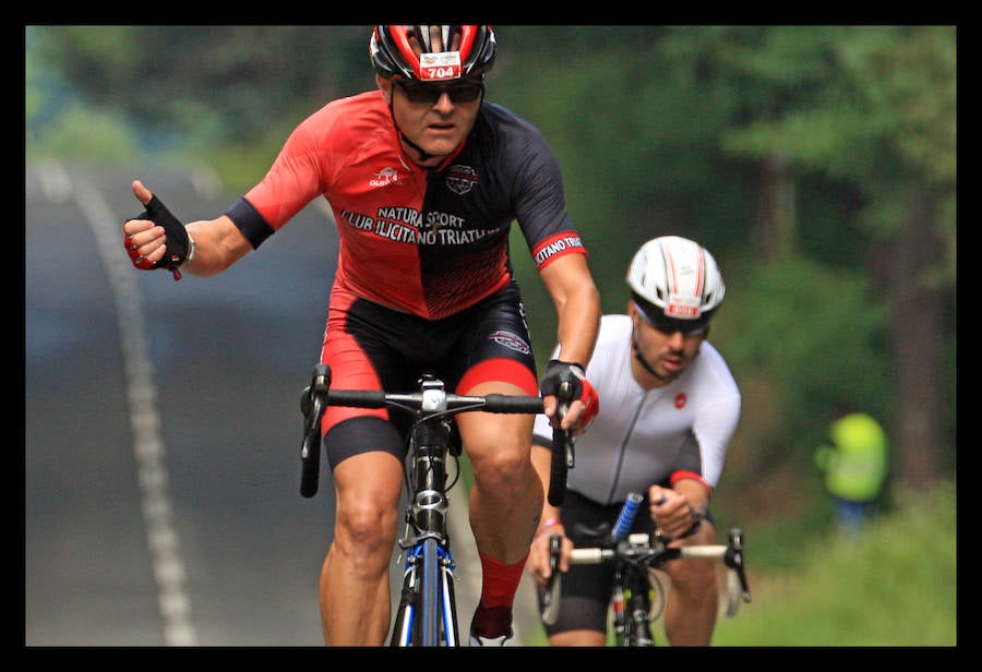 A las 8.30 horas se ha dado el 'pistoletazo' de salida a la primera de las tres pruebas que componen el Triatlón de VItoria. Los triatletas han comenzado su aventura en el parque provincial de Landa. Tras nadar en el embalse de Ullíbarri-Gamboa, han cruzado la Llanada en bicicleta y han acabado recorriendo a pie las calles de Vitoria.